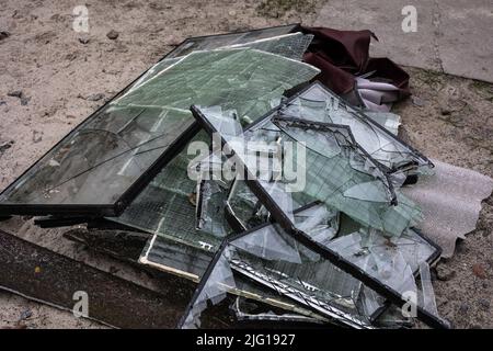 Stapel von Glasscherben aus den Fenstern der Wohngebäude wurden durch die Sprengwelle infolge der Kalibr-Flugabwehrrakete ausgeschlagen Stockfoto