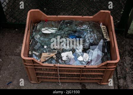 Stapel von Glasscherben aus den Fenstern der Wohngebäude wurden durch die Sprengwelle infolge der Kalibr-Flugabwehrrakete ausgeschlagen Stockfoto