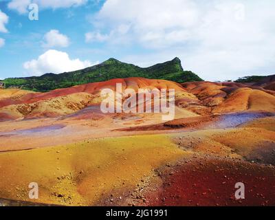 Besichtigung von Chamarel auf der Insel Mauritius. Chamarels Geopark der sieben farbigen Erde. Bunte Lava. Die siebenfarbige Erde ist ein natürliches Phänomen. Stockfoto