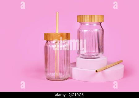 Gläser aus Naturmaterial mit Trinkhalmen aus Glas, Holz und Bambus Stockfoto