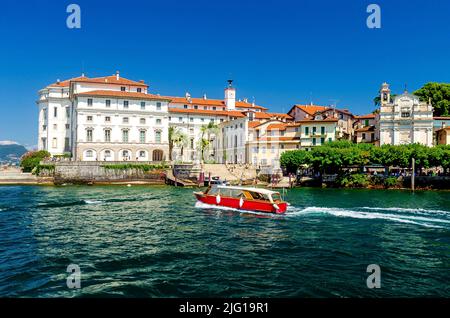 Schöner Hafen der Insel Isola Bella mit barockem Borromäischen Palast am Lago Maggiore in der Nähe von Stresa in Italien Stockfoto
