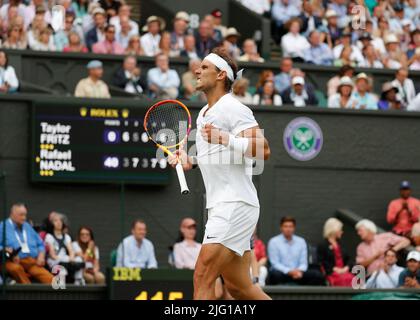 London, Großbritannien. 6.. Juli 2022, All England Lawn Tennis and Croquet Club, London, England; Wimbledon Tennisturnier; Rafael Nadal (ESP) feiert gegenüber seinem Trainerteam Kredit: Action Plus Sports Images/Alamy Live News Stockfoto