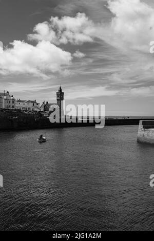 Fischerboot in Porthleven Hafen nach einem morgendlichen Angeln Stockfoto