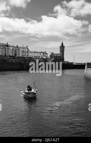 Fischerboot in Porthleven Hafen nach einem morgendlichen Angeln Stockfoto