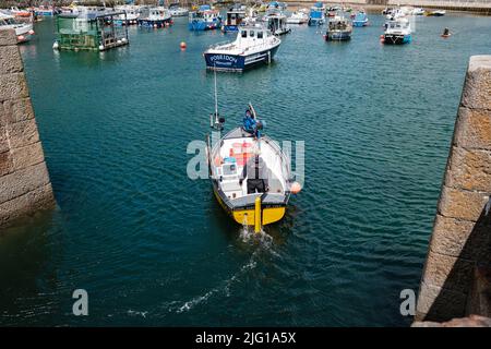 Fischerboot in Porthleven Hafen nach einem morgendlichen Angeln Stockfoto