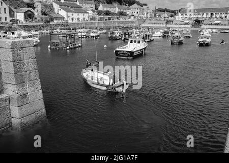 Fischerboot in Porthleven Hafen nach einem morgendlichen Angeln Stockfoto