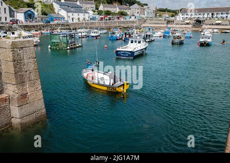 Fischerboot in Porthleven Hafen nach einem morgendlichen Angeln Stockfoto