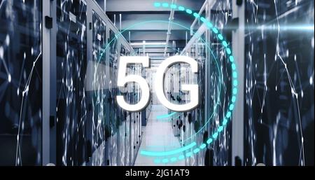 5G Text auf Kreisen gegen das Netzwerk von Verbindungen über Serverraum Stockfoto