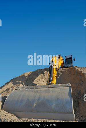 Bagger in Aktion, Weitwinkelaufnahme von unten Stockfoto