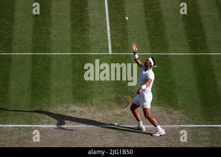 London, Großbritannien. 6.. Juli 2022, All England Lawn Tennis and Croquet Club, London, England; Wimbledon Tennisturnier; Rafael Nadal (ESP) dient Taylor Fritz (USA) Kredit: Action Plus Sports Images/Alamy Live News Stockfoto