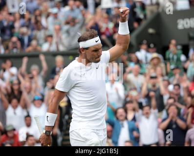 London, Großbritannien. 06.. Juli 2022. Der Spanier Rafael Nadal feiert am Mittwoch, den 06. Juli 2022, den Sieg in seinem Viertelfinale gegen den Amerikaner Taylor Fritz am zehnten Tag der Wimbledon-Meisterschaften 2022 in London.Nadal gewann das Spiel 3-6, 7-5, 3-6, 7-5, 7-6. Foto von Hugo Philpott/UPI Credit: UPI/Alamy Live News Stockfoto