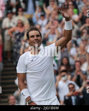 London, Großbritannien. 06.. Juli 2022. Der Spanier Rafael Nadal feiert am Mittwoch, den 06. Juli 2022, den Sieg in seinem Viertelfinale gegen den Amerikaner Taylor Fritz am zehnten Tag der Wimbledon-Meisterschaften 2022 in London.Nadal gewann das Spiel 3-6, 7-5, 3-6, 7-5, 7-6. Foto von Hugo Philpott/UPI Credit: UPI/Alamy Live News Stockfoto