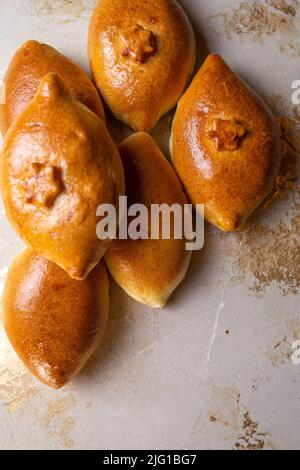 Gebratene hausgemachte Kuchen mit Kartoffeln auf dem Küchentisch. Omas Rezept. Blick von oben Stockfoto