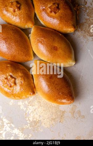 Gebratene hausgemachte Kuchen mit Kartoffeln auf dem Küchentisch. Omas Rezept. Blick von oben Stockfoto