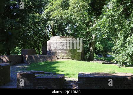 Schöne mittelalterliche Steinburgen im idyllischen grünen Waldpark - Wachtendonk, Deutschland Stockfoto