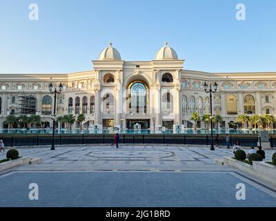 Place Vendome Mall ist ein neues Einkaufszentrum in der Stadt Lusail. Das Design ist ein offenes Konzept und ist von klassischer französischer Architektur inspiriert. Stockfoto