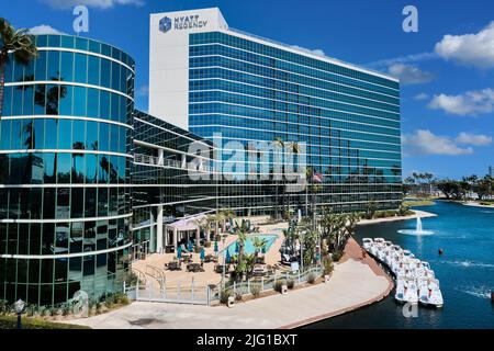 LONG BEACH, KALIFORNIEN - 21. April 2022: Long Beach ist bekannt für seine Attraktionen am Wasser, darunter die Queen Mary. Es werden mehrere Sportarten angeboten Stockfoto