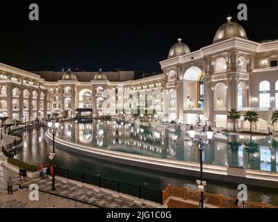 Place Vendome Mall ist ein neues Einkaufszentrum in der Stadt Lusail. Das Design ist ein offenes Konzept und ist von klassischer französischer Architektur inspiriert. Stockfoto