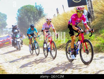 Von Lille Metropole nach Arenberg Porte du Hainaut, Frankreich. 6.. Juli 2022. EF Education-EasyPost Teamkollegen Neilson POWLESS, Magnus CORT auf der PAVE während der Tour De France, Etappe 5, Frankreich. 6.. Juli 2022. Kredit:Chris Wallis/Goding Images/Alamay Live Nachrichten Gutschrift: Peter Goding/Alamy Live Nachrichten Stockfoto