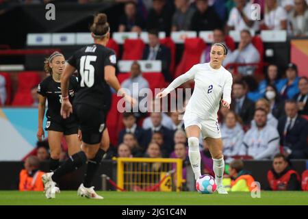 MANCHESTER, GROSSBRITANNIEN. JUL 6. Lucy Bronze von England auf dem Ball vor dem UEFA Women's Euro 2022 Eröffnungsspiel in der Gruppe A zwischen England und Österreich am Mittwoch, dem 6.. Juli 2022, im Old Trafford, Manchester. (Kredit: Pat Scaasi | MI Nachrichten) Kredit: MI Nachrichten & Sport /Alamy Live Nachrichten Stockfoto