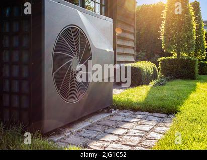 Luft-Wärmepumpe in der Nähe von Poolhaus im Freien. Stockfoto