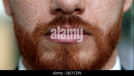 Ernste Rothaarige Mann Lippen und Mund Nahaufnahme mit rotem Bart Stockfoto