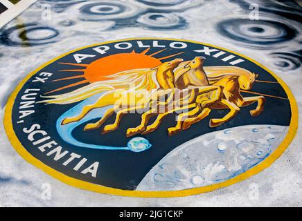 Das Apollo 13-Emblem ist auf einem Bürgersteig vor einer Apollo 13-Ausstellung am 4. Juli 2022 in Biloxi, Mississippi, gemalt. Stockfoto