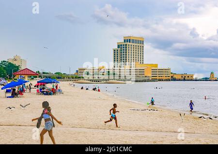 Die Menschen entspannen sich am Biloxi Beach während der Feierlichkeiten zum 4. Juli, 4. Juli 2022, in Biloxi, Mississippi. Stockfoto