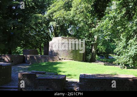 Schöne mittelalterliche Steinburgen im idyllischen grünen Waldpark - Wachtendonk, Deutschland Stockfoto