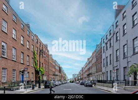 North Great George's Street in Dublin, Irland, eine Straße mit gegensätzlichen Terrassen mit 4 Stockwerken über georgianischen Stadthäusern im Keller. Stockfoto