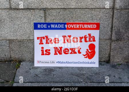 Ein Poster bei einer Pro Life-Kundgebung auf dem Parnell Square, Dublin, Irland. Das Poster bezieht sich auf Roe gegen Wade und die Pro-Life-Kampagne in Nordirland. Stockfoto