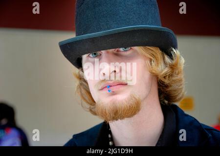 Die Leute auf der MegaCon kleiden und handeln wie Figuren, die sie zum Spaß bewundern und solche aus Fantasy- und Science-Fiction-SCFI und Filmen Stockfoto