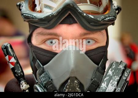 Die Leute auf der MegaCon kleiden und handeln wie Figuren, die sie zum Spaß bewundern und solche aus Fantasy- und Science-Fiction-SCFI und Filmen Stockfoto