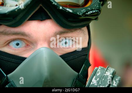 Die Leute auf der MegaCon kleiden und handeln wie Figuren, die sie zum Spaß bewundern und solche aus Fantasy- und Science-Fiction-SCFI und Filmen Stockfoto