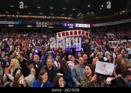 Manchester, Großbritannien. 06.. Juli 2022. Manchester, England, Juli 6. 2022: England-Fans beim UEFA-Fußball-Europameisterschaft der Damen 2022 zwischen England und Österreich im Old Trafford in Manchester, England. (Daniela Porcelli /SPP) Quelle: SPP Sport Press Foto. /Alamy Live News Stockfoto