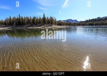 Blick auf den Horseshoe Lake, der sich etwas außerhalb der Stadt im Mammoth Lakes Basin, Kalifornien, befindet Stockfoto