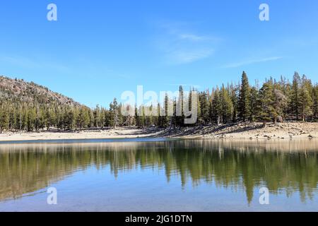 Blick auf den Horseshoe Lake, der sich etwas außerhalb der Stadt im Mammoth Lakes Basin, Kalifornien, befindet Stockfoto