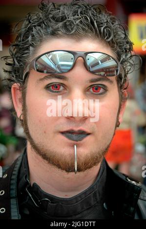 Die Leute auf der MegaCon kleiden und handeln wie Figuren, die sie zum Spaß bewundern und solche aus Fantasy- und Science-Fiction-SCFI und Filmen Stockfoto