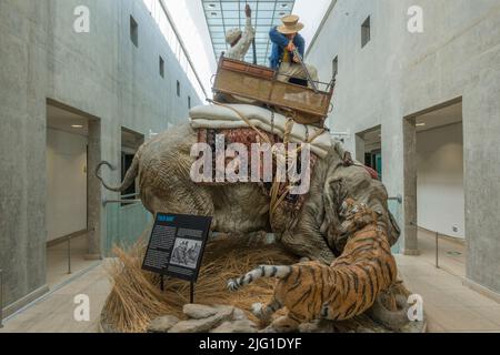 „Tiger Hunt“-Display mit Jäger auf einem Elefanten in den Royal Armouries, Leeds, Yorkshire, Großbritannien. Stockfoto