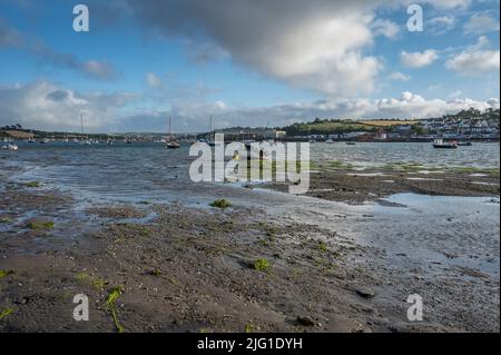 Die Sonne am späten Abend über dem Strand von Instow mit Blick auf Northam in North Devon Stockfoto