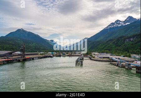 Blick auf die Docks und die kleine alaskische Stadt Skagway am frühen Morgen Stockfoto