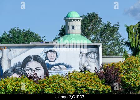 Mural des Native Heritage des Künstlers Paul Ygartua, Chemainus Theatre, Chemainus, City of Murals, British Columbia, Kanada Stockfoto