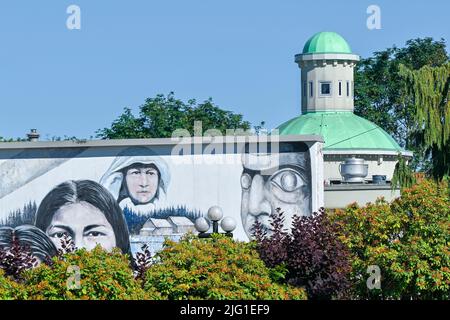 Mural des Native Heritage des Künstlers Paul Ygartua, Chemainus Theatre, Chemainus, City of Murals, British Columbia, Kanada Stockfoto