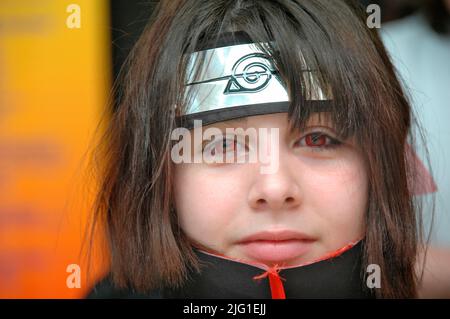 Die Leute auf der MegaCon kleiden und handeln wie Figuren, die sie zum Spaß bewundern und solche aus Fantasy- und Science-Fiction-SCFI und Filmen Stockfoto