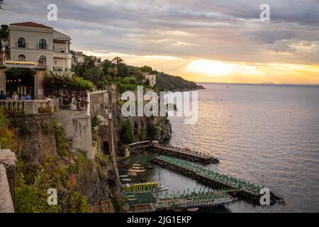 Sonnenuntergang über der Klippe in Sorrento Stockfoto