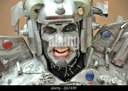 Die Leute auf der MegaCon kleiden und handeln wie Figuren, die sie zum Spaß bewundern und solche aus Fantasy- und Science-Fiction-SCFI und Filmen Stockfoto