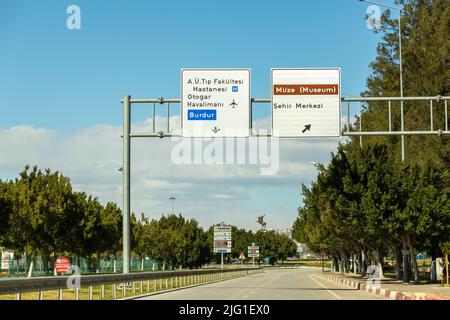 Antalya/Türkei - 20/03/2022: Stadtschilder in der Türkei Stockfoto