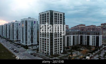 Schöne Landschaft von einer Drohne.Stock Footage.hohe neue Gebäude und Ziegelhäuser nebeneinander, umgeben von Parks, Bäumen und Parkplätzen Stockfoto