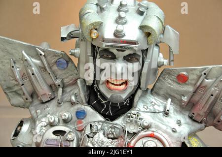 Die Leute auf der MegaCon kleiden und handeln wie Figuren, die sie zum Spaß bewundern und solche aus Fantasy- und Science-Fiction-SCFI und Filmen Stockfoto