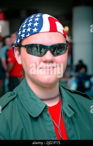 Die Leute auf der MegaCon kleiden und handeln wie Figuren, die sie zum Spaß bewundern und solche aus Fantasy- und Science-Fiction-SCFI und Filmen Stockfoto